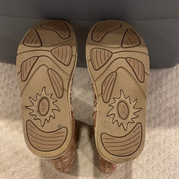 UGG Beige Patterned Boots - Picture 6 of 10